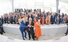 O presidente Lula entre os ministros Camilo Santana e Luciana Santos em encontro com reitores das Ifes (Foto Ricardo Stuckert / Presidência da República)