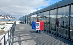 Professor Alysson com a bandeira da Ufal