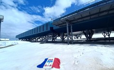 Bandeira da Ufal hasteada próximo a EACF