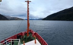 Navio Ary Rongel navegando pelos Canais Chilenos