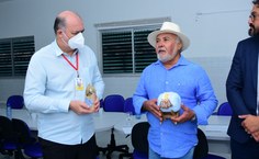 Reitor Josealdo Tonholo recebe peça de artesanato do prefeito Zé Pacheco