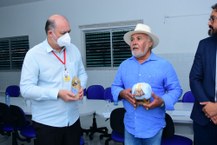 Reitor Josealdo Tonholo recebe peça de artesanato do prefeito Zé Pacheco