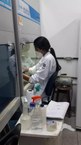Aluna de Graduação em Enfermagem, Mariana Lima Dutra, preparando amostras para análise no Laboratório de Biologia Celular do ICBS