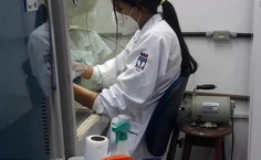 Aluna de Graduação em Enfermagem, Mariana Lima Dutra, preparando amostras para análise no Laboratório de Biologia Celular do ICBS