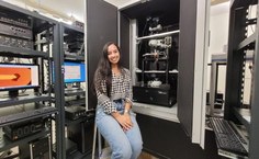 Aluna de Mestrado em Ciências da Saúde do ICBS, Aldilane Lays Xavier Marques estudando um microplástico (na tela do computador) no Laboratório de Caracterização e Microscopia de Materiais (LCMMAT) do IF