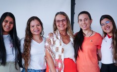 A professora Sandra Mary Vasconcelos (ao centro) com alunas que participam do projeto PPSUS