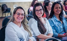 A professora Alane Cabral ao lado de duas estudantes que participam do projeto PPSUS