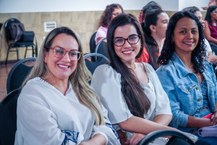 A professora Alane Cabral ao lado de duas estudantes que participam do projeto PPSUS