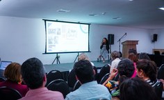 A professora Caroline Marques, do ICBS, durante apresentação de seu projeto PPSUS