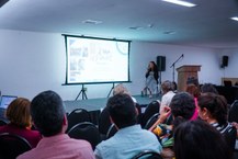 A professora Caroline Marques, do ICBS, durante apresentação de seu projeto PPSUS