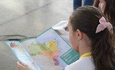 Crianças de Piranhas recebem doações do IBGE