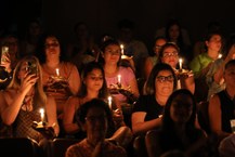 Participantes acenderam velas, representando a chama da cura, símbolo da Enfermagem