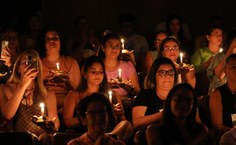 Participantes acenderam velas, representando a chama da cura, símbolo da Enfermagem