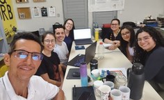 Equipe de Arapiraca liderada pela professora Elisabeth Duarte (ao fundo de preto)