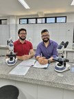 O estudante Thiago Amorim e o professor Márcio Bezerra em laboratório de pesquisa no Campus Arapiraca