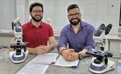 O estudante Thiago Amorim e o professor Márcio Bezerra em laboratório de pesquisa no Campus Arapiraca
