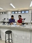 O professor Márcio Bezerra e o estudante Thiago Amorim em laboratório de pesquisa no Campus Arapiraca