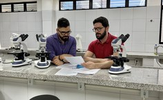 O professor Márcio Bezerra e o estudante Thiago Amorim em laboratório de pesquisa no Campus Arapiraca
