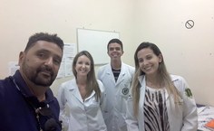 Professora Lívia Gitaí e equipe no Ambulatório do HU durante atendimento (arquivo pessoal)