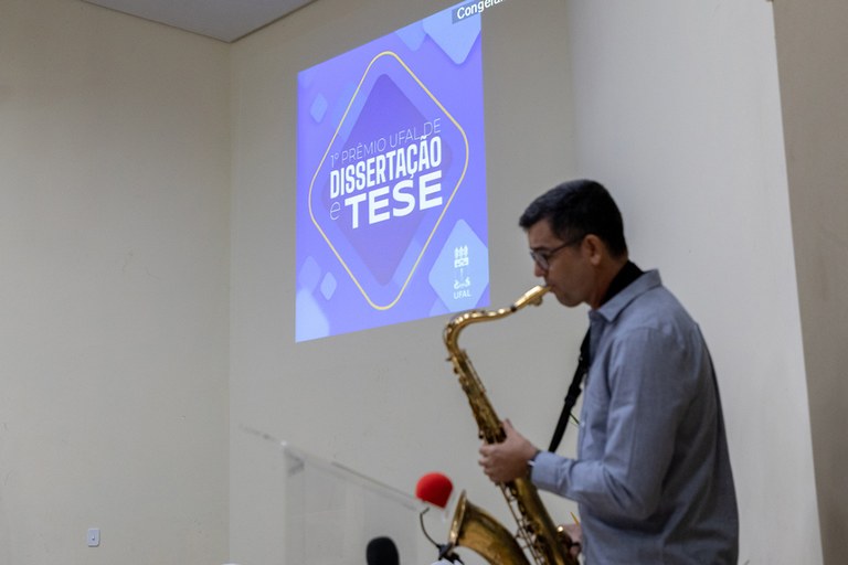 Solenidade do Prêmio Ufal de Dissertação e Tese teve apresentação do músico Vanilson Coelho, servidor da Universidade