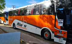 Ônibus que leva as equipes para o interior