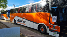 Ônibus que leva as equipes para o interior