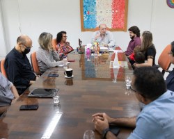 Professor Diego Souza é recebido pelo reitor Josealdo Tonholo