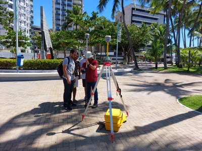 Pesquisadores durante trabalho na praia de Ponta Verde