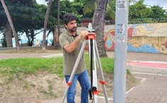 Professor Henrique Ravi durante trabalho na orla de Maceió