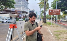 Professor Henrique Ravi durante trabalho na praia de Pajuçara
