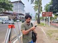 Professor Henrique Ravi durante trabalho na praia de Pajuçara