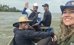 Professores Josué Cariranha e Jucilene Cavali em ação para coleta de sururu para análise