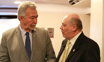 Reitor Tonholo e a vice Eliane Cavalcanti participam de reunião com parlamentares