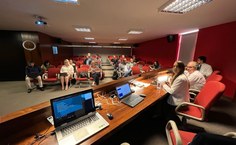 Maíra Bittencourt na reunião com a RNP na Andifes