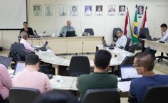 Reitor Josealdo Tonholo, na presidência da reunião do Consuni