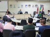 Reitor Josealdo Tonholo, na presidência da reunião do Consuni