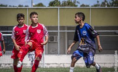 Jovens em partida da Copa de Futebol na Ufal