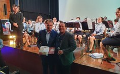 Maestro Pedro Serrano no palco, presidente da Câmara de Castro Daire, Paulo Almeida, e Marcos Moreira, coordenador-geral do Femupe, durante encerramento das ações em Castro Daire