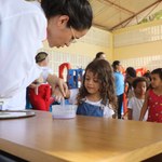 Crianças do Telma Vitória aprendem ciência com estudantes da Química