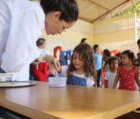 Crianças do Telma Vitória aprendem ciência com estudantes da Química