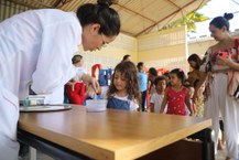 Crianças do Telma Vitória participando do projeto Barato da Química