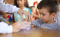 Crianças do Telma Vitória participando do projeto Barato da Química