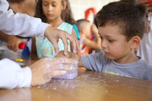 Crianças do Telma Vitória participando do projeto Barato da Química