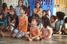 Crianças do Telma Vitória participando do projeto Barato da Química