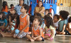 Crianças do Telma Vitória participando do projeto Barato da Química