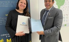 Entrega do relatório da 5ª Expedição à Sônia da Costa, diretora do Departamento de Tecnologias e Programas de Desenvolvimento Sustentável e Sociais do MCTI