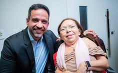Maria Dolores Fortes Alves, docente do Centro de Educação da Ufal, com o governador Paulo Dantas