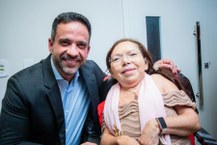 Maria Dolores Fortes Alves, docente do Centro de Educação da Ufal, com o governador Paulo Dantas