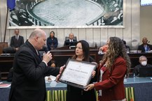 Deputada estadual Fátima Canuto entrega ao reitor Josealdo Tonholo diploma de Cidadão Honorário e Alagoas