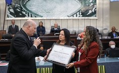 Deputada estadual Fátima Canuto entrega ao reitor Josealdo Tonholo diploma de Cidadão Honorário e Alagoas